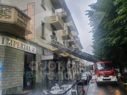 MALTEMPO A VENARIA - Calcinacci caduti sul marciapiede in corso Matteotti - FOTO