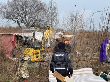 COLLEGNO - Sgomberato l'accampamento abusivo tra il parcheggio Ipercoop, via Dulbecco e via Pavese - FOTO