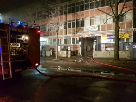 GRUGLIASCO - Incendio nella carrozzeria: quattro auto distrutte dalle fiamme. Giallo sulle cause