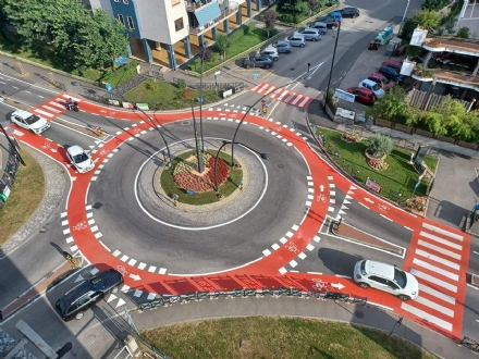 ALPIGNANO - Corsia riservata alle bici nella rotatoria? Oliva: «soluzione molto pericolosa»