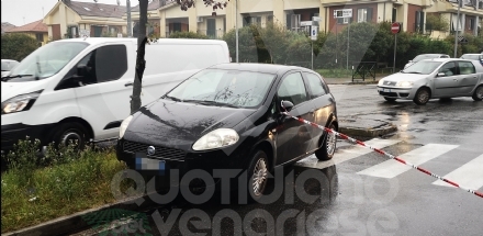 VENARIA - Auto finisce contro cordolo e albero in corso Alessandria