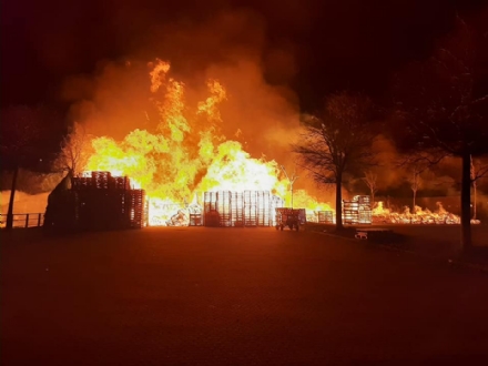 RIVOLI-GRUGLIASCO - Raffica di incendi nella notte: a fuoco una cascina, un'auto e dei bancali