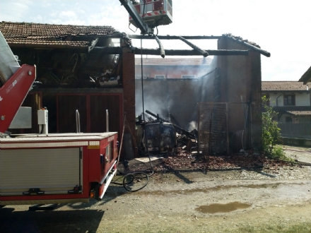 CASELLE - A fuoco un cascinale in via Accossato: nube nera visibile a distanza di chilometri