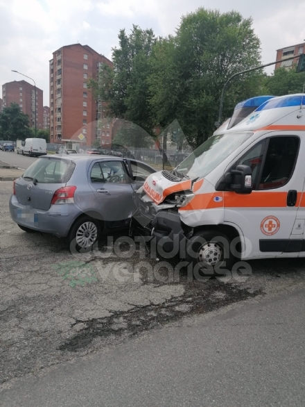 INCIDENTE TRA TORINO E VENARIA - Scontro fra un'auto e l'ambulanza della «Croce Reale»: 4 feriti, tra cui un minore - FOTO