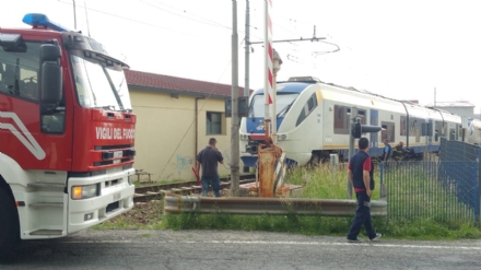 CAOS SULLA TORINO-CERES - Camion trancia i cavi elettrici, treni in tilt sulla linea
