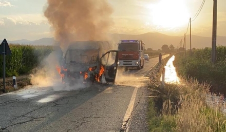 CASELLE - Furgone in fiamme in strada Goretta: intervento dei vigili del fuoco