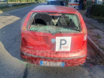 INCIDENTE A VENARIA - Perde il controllo della bicicletta e finisce contro un'auto: ferito - FOTO