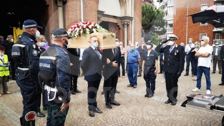 VENARIA - Tanti amici nella chiesa di Altessano per «l'ultima tappa» di Giuseppe Cainero