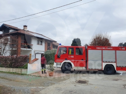 MATHI - Incendio al tetto di un'abitazione: famiglia evacuata, pompieri evitano il peggio