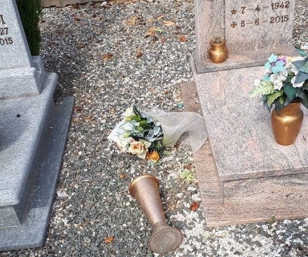 RIVOLI - Teppisti in azione al cimitero: vandalizzata una tomba