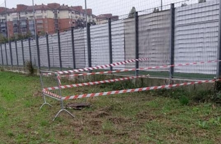 VENARIA - Tombini rotti al Don Mosso: ecco transenne e nastri dopo la denuncia del Venaria Calcio