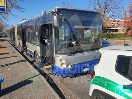 INCIDENTE A VENARIA - Autobus Gtt sbaglia manovra e finisce contro il dehor - FOTO