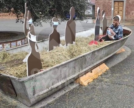 COLLEGNO - Il presepe con barcone e migranti nella chiesa di San Massimo fa insorgere la Lega