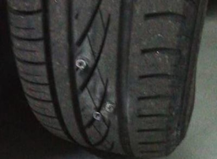 COLLEGNO - Chiodi e bulloni a terra: diversi automobilisti costretti ad andare dal gommista
