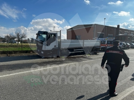 ALPIGNANO - Auto contro camion nella zona industriale: ferita una donna - FOTO