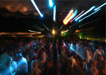 GRUGLIASCO - In discoteca senza mascherina e green pass: segnalazione su «YouPol» e titolare denunciato