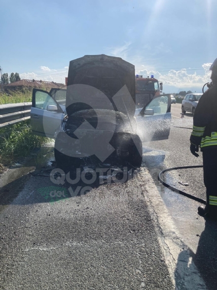 TORINO-VENARIA - Auto prende fuoco mentre é in marcia in tangenziale: famiglia ne esce indenne