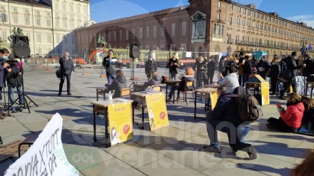 VENARIA - Anche gli studenti dello Juvarra alla lezione di filosofia all'aperto di Matteo Saudino FOTO