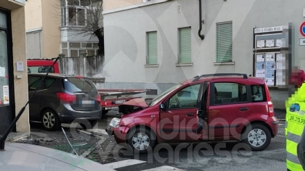 INCIDENTE A VENARIA - Scontro tra due auto all'incrocio tra via D'Annunzio e via Iv Novembre - FOTO