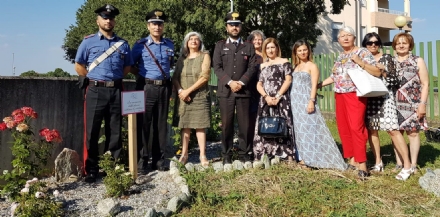 VENARIA - Un roseto in memoria delle donne vittime di violenza nella «casa» dei carabinieri della Reale