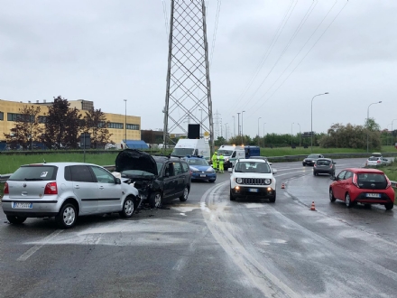 VENARIA - Frontale allo svincolo della tangenziale: due auto coinvolte, due feriti