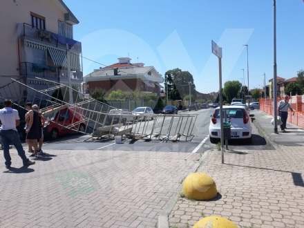 MAPPANO - Spavento in via Avogadro: crolla all'improvviso un ponteggio