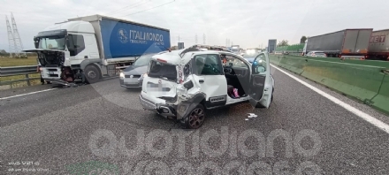 INCIDENTE IN TANGENZIALE A COLLEGNO - Scontro auto-tir: una ferita e traffico paralizzato