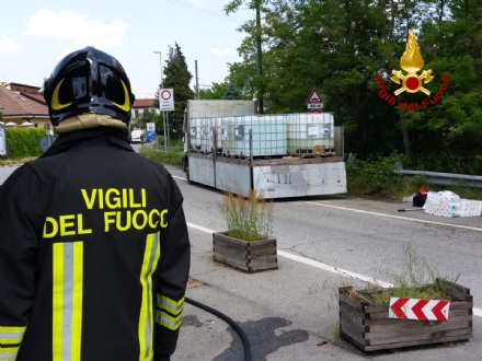 VENARIA - Camion perde il carico: situazione tornata alla normalità in via Stefanat