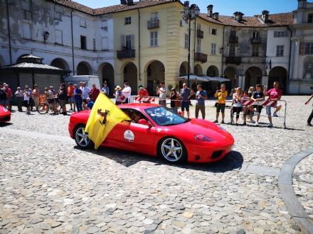 VENARIA - Le auto più belle e suggestive hanno invaso il centro storico della Reale