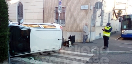 COLLEGNO - Scontro fra due auto in via Minghetti: auto si ribalta, finendo su un fianco