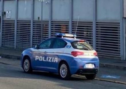 RIVOLI - Il passante immortala con il telefonino i ladri e li fa arrestare dalla polizia
