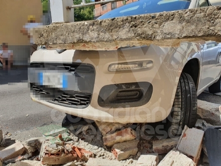 INCIDENTE A VENARIA - Perde il controllo dell'auto e finisce contro un muretto in via D'Annunzio - FOTO
