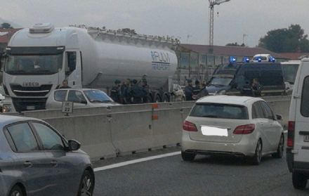 RIVOLI - Auto e cisterna si scontrano in tangenziale: mattinata di caos e disagi