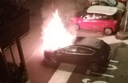 RIVOLI - Auto distrutta dalle fiamme in piazza San Rocco: colpa di un petardo?