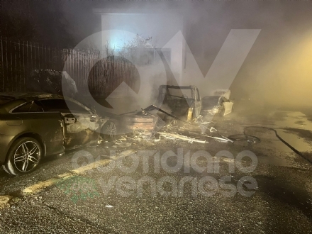 INCENDIO A BORGARO - Bruciate due Mercedes e un camper in via Raffaello - FOTO