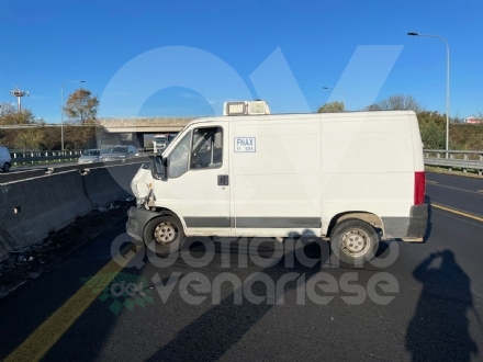 INCIDENTE IN TANGENZIALE A RIVOLI - Furgone intraversato: due persone ferite - FOTO