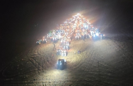 RIVOLI - Vicino all'ospedale un albero di Natale speciale: fatto con quasi 100 trattori - FOTO