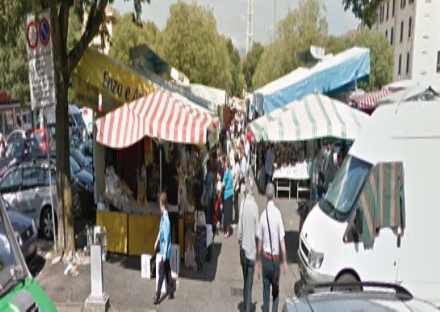 VENARIA - Pensionato pedinato e aggredito al mercato di piazza De Gasperi per 5 euro