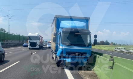 INCIDENTE IN TANGENZIALE FRA TORINO E VENARIA - Camion contro le barriere: code e disagi - FOTO