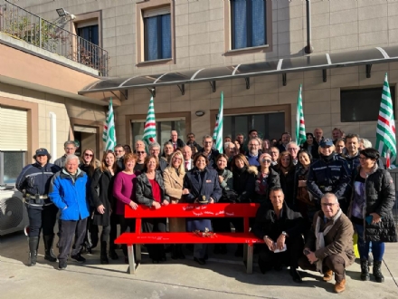 RIVOLI - Taglio del nastro della «panchina rossa» alla Cisl di Cascine Vica - FOTO