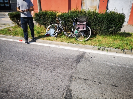 VENARIA - Ciclista investito da un'auto in corso Garibaldi