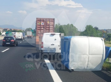 INCIDENTE IN TANGENZIALE A RIVOLI - Camion perde un bagno chimico e colpisce un'auto e furgone: donna ferita - FOTO