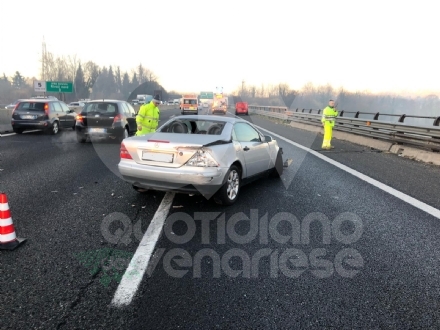 COLLEGNO - Tre mezzi si scontrano in tangenziale: un ferito e traffico paralizzato
