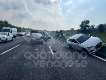 INCIDENTE IN TANGENZIALE A VENARIA - Scontro fra due auto, una finisce sulle barriere in cemento - FOTO