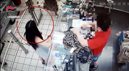 PIANEZZA - Rubano nel negozio e fuggono: titolare si aggrappa all'auto e viene trascinato. Due donne arrestate
