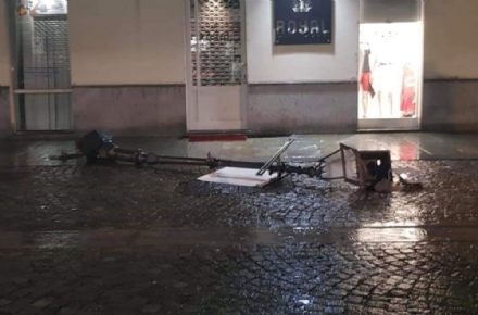 VENARIA - Dramma sfiorato: pioggia e vento fanno cadere un palo della luce in via Mensa