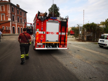 BORGARO - Incendio nel vecchio magazzino di Scarpe e Scarpe - FOTO