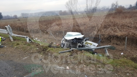 CASELLE-BORGARO - Paura in tangenziale: scontro fra due auto, una finisce fuori strada. Due feriti