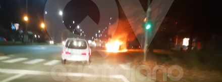 VENARIA - Paura in corso Garibaldi: Bmw prende fuoco mentre è in marcia