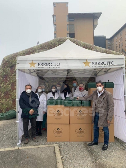 RIVOLI - Natale in anticipo in ospedale: giochi per i bimbi della Pediatria e panettoni per i ricoverati